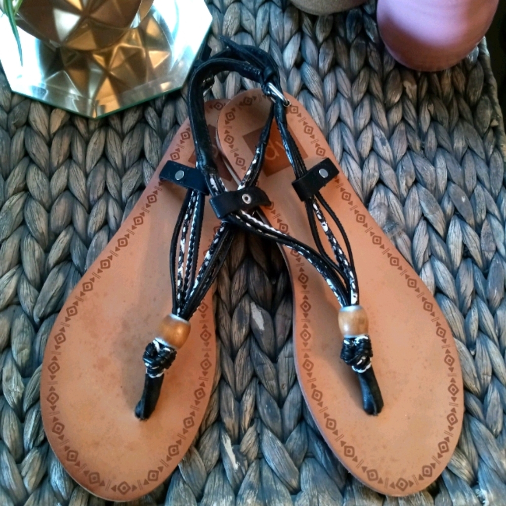 Cute black & white thong 👡 sandals